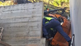 Mulher fica gravemente ferida após capotar trator e cair de ribanceira