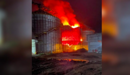 Incêndio de grandes proporções atinge silo de grãos no RS