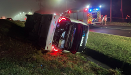 Ônibus tomba e deixa um morto e dezenas de feridos na BR-277