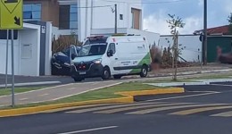 Condutor é socorrido após colisão contra muro