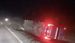 Ônibus de turismo de Porto Alegre capota e deixa um morto e feridos na BR-101