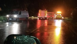 Motorista fica três horas preso às ferragens após caminhão capotar na BR-282