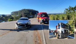 Colisão traseira entre carro e caminhão deixa três pessoas feridas na BR-163