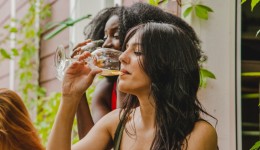 Estudo aponta por que as mulheres estão bebendo mais álcool do que os homens