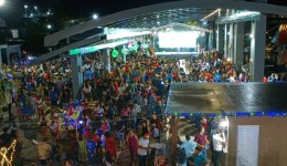 Multidão lota Rua Coberta em maior Natal luz dos últimos anos