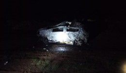 Homem fica gravemente ferido após veículo capotar e incendiar