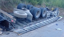 Motorista morre em tombamento de caminhão na PR-449