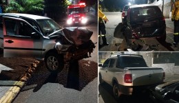 Motorista fica ferido após colidir contra veículos estacionados durante a madrugada