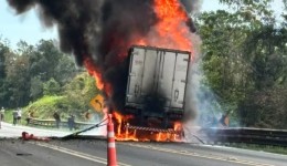 Carreta pega fogo na Serra da Esperança e bloqueia BR-277
