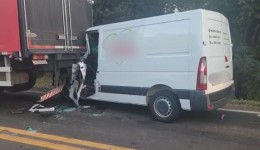 Engavetamento envolve quatro veículos na Bica D’ Água e um condutor fica preso às ferragens