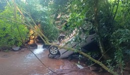 Após ser esfaqueado, homem tenta pedir ajuda e cai dentro de córrego com veículo