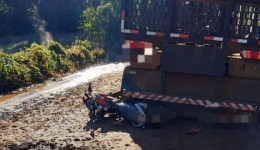 Adolescente de 15 anos sofre ferimentos graves após colidir moto em caminhão