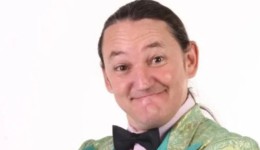 Humorista Marquito passa por cirurgia na coluna após acidente de moto