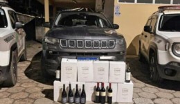 Casal foge da polícia, joga caixas de vinho na estrada e acaba detido por descaminho