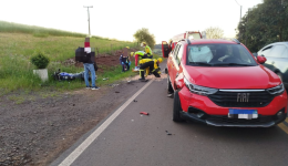 Jovem de 19 anos fica ferido após colisão entre carro e moto na SC-492