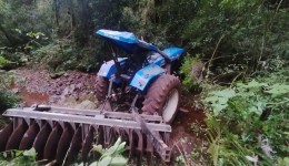 Mulher fica ferida após trator sair da pista e despencar ribanceira em São João do Oeste