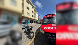 Jovem de 18 anos morre após bater moto em carro estacionado em Lages