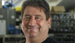 Quem era o empresário de SMOeste que morreu após receber diversas picadas de abelha