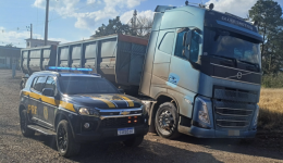 PRF encontra arma, "rebite" e excesso de peso em caminhão na BR-282