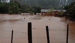 Chuva provoca alagamentos e suspensão de aulas em cidades do norte e do noroeste do RS