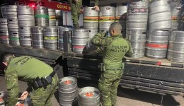 Carga milionária de celulares é encontrada dentro de barris de chope no PR