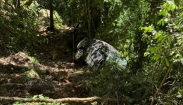 Condutor fica ferido após saída de pista e capotamento