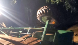 Carga de soja é perdida após carreta cair de ponte