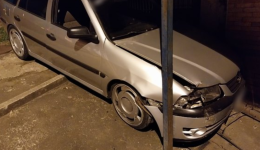 Motorista se fere após perder controle e bater em poste
