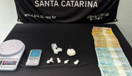 Polícia prende dois homens e apreende adolescentes durante operação contra tráfico