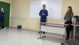 Presidente da Câmara de vereadores visita escola para celebrar o Dia Nacional da Educação Legislativa