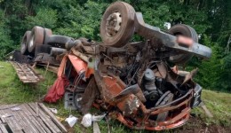 Caminhão capota na PR-182 e motorista fica ferido