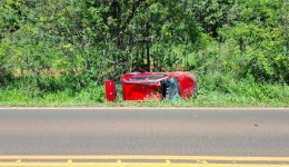 Mulher capota carro ao tentar evitar colisão em rodovia do Oeste de SC