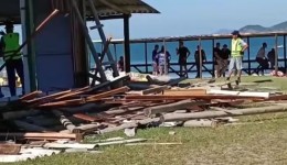 Ranchos de pesca e restaurante são demolidos em praia de Florianópolis após disputa judicial de 25 anos