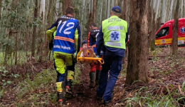 Motociclista fica ferido após colidir contra árvore em trilha no interior