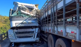 Colisão entre caminhões  interdita ponte na BR-282