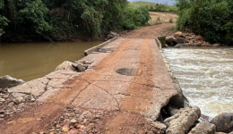 Ponte afogada da Linha Maria Preta é danificada pelas chuvas e exige atenção dos motoristas