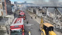 Cerca de 60 bombeiros e mais de 15 viaturas combatem incêndio de grandes proporções