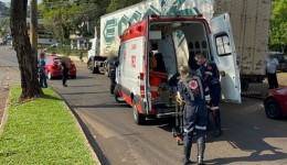 Colisão entre motocicleta e carro deixa duas pessoas feridas
