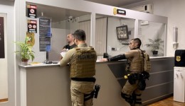 Mulher é presa por desacato, resistência e ameaça de morte a policiais em São Miguel do Oeste