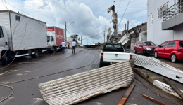 Forte ventania com chuva causa destelhamento e danos
