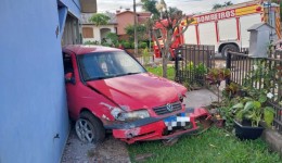 Carro sai da pista e colide em residência