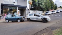 Colisão envolve dois carros no Bairro Cristo Rei