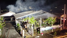 Bombeiros controlam fogo em duas edificações