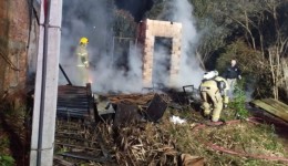 Incêndio destrói residência no bairro Padre Ulrico