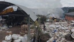 20 mil litros de água são utilizados para combater incêndio em vegetação e em materiais de reciclagem