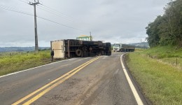 Caminhão carregado com doces, tomba na BR-163 e interdita os dois sentidos da rodovia