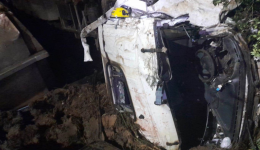 Motorista fica preso nas ferragens após caminhão sair da pista e cair em barranco