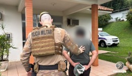 Homem condenado a mais de 18 anos por estupro da enteada é preso
