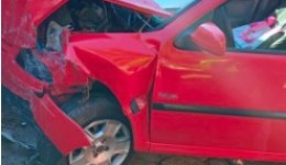 Idosa de 84 anos fica ferida após carro colidir contra muro