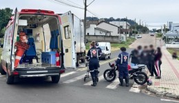 Condutora de moto fica ferida após colisão com caminhão